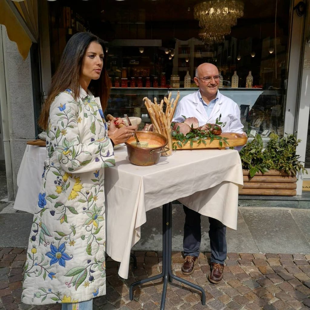 Daniela Ferolla di Lineaverde a Biella assaggia la polenta concia preparata dalla macelleria gastronomia mosca di via san filippo 